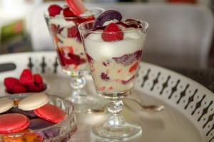 Trifle mit Himbeeren und Macarons.
