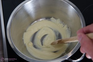 Anleitung und Rezept für eine Ganache aus weißer Kuvertüre und Holunderblütensirup.