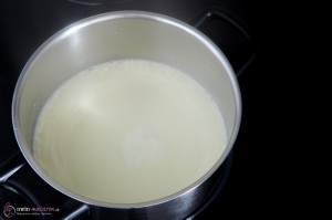 Ganache aus weißer Kuvertüre und Holunderblütensirup.