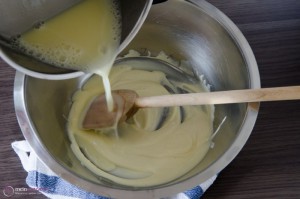 Anleitung und Rezept für eine Ganache aus weißer Kuvertüre und Holunderblütensirup.