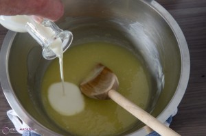 Anleitung und Rezept für eine Ganache aus weißer Kuvertüre und Holunderblütensirup.