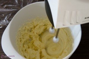 Anleitung und Rezept für eine Ganache aus weißer Kuvertüre und Holunderblütensirup.