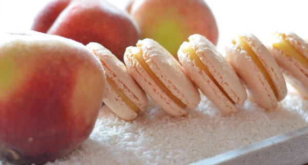 Kokos-Macarons mit Pfirsichcreme.