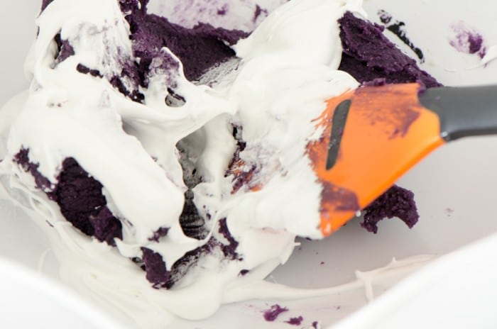 Die Hälfte der italienischen Meringe wird zur Mandelpaste gegeben um sie aufzulockern.