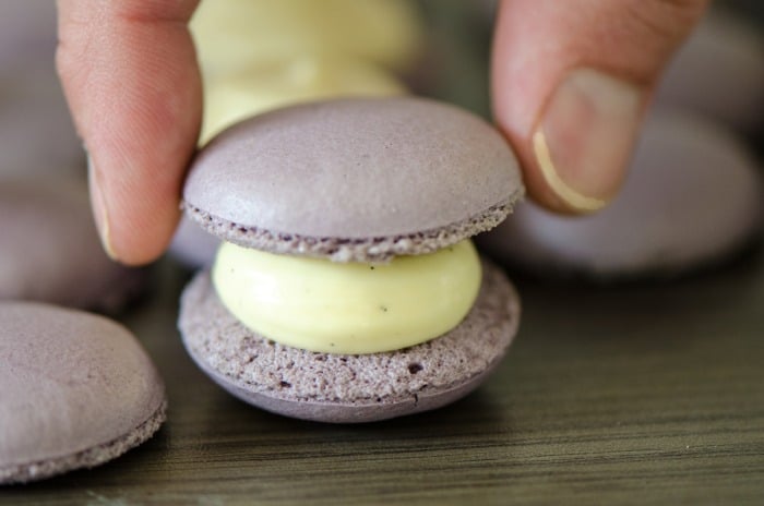 Macarons zusammensetzen.