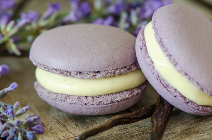 Macarons mit Lavendel-Vanillemousse.
