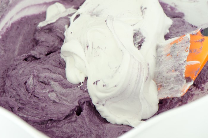 Die restliche italienische Meringe wird zur aufgelockerten Mandelpaste gegeben.