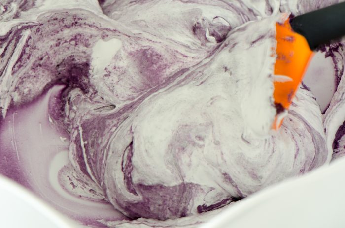 Die Meringe wird locker, in kreisenden Bewegungen, unter die Mandelpaste gehoben.