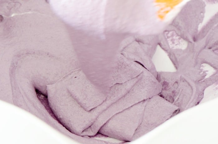 Der fertige Macarons-Teig läuft zäh vom Spatel und wirft dabei Falten, wenn er auf den Schüsselboden trift.