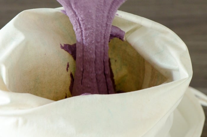 Der Macarons-Teig wird in einen Spritzbeutel gefüllt.