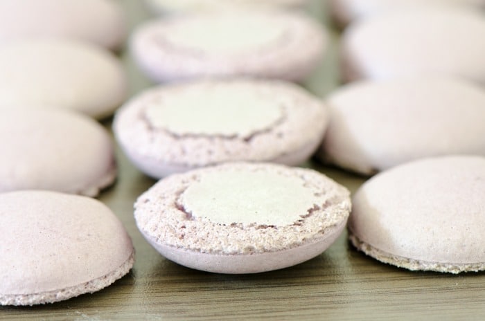 Macaron-Schalen nach dem Backen und auskühlen. Sie werden nach Größe sortiert.