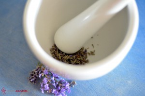 Lavendel-Ganache, Schritt 1, Blüten mörsern.