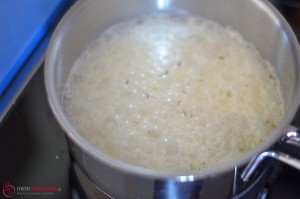 Lavendel-Ganache, Schritt 2, Sahne aufkochen.