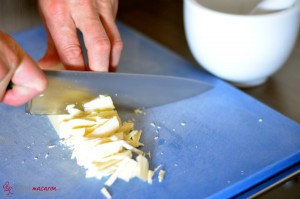 Lavendel-Ganache, Schritt 3, Kuvertüre hacken.