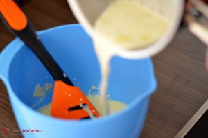 Lavendel-Ganache, Schritt 5, Sahne zur Kuvertüre geben.