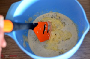 Lavendel-Ganache, Schritt 6, Kuvertüre und Sahne glatt rühren.