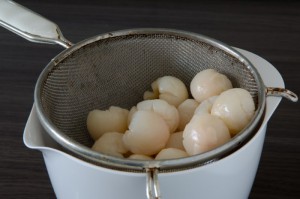 Litschi abtropfen lassen.
