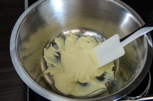 Weiße Kuvertüre auflösen.