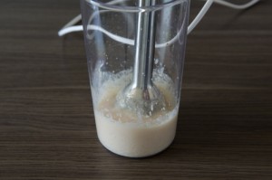 Litschi mit Sahne pürieren.