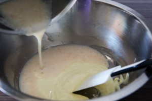 Litschi-Püree mit aufgelöster Kuvertüre verrühren.