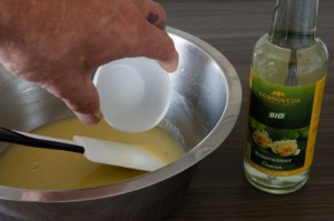 Litschi-Ganache mit Rosenwasser aromatisieren.