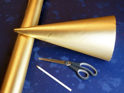 Der Styroporkegel in Geschenkpapier gewickelt ...