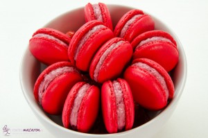 Rote Macarons mit Erdbeermousse.