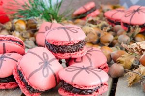 Eckige Macarons als Geschenk gefüllt mit Brigadeiros. Rezept und Anleitung.