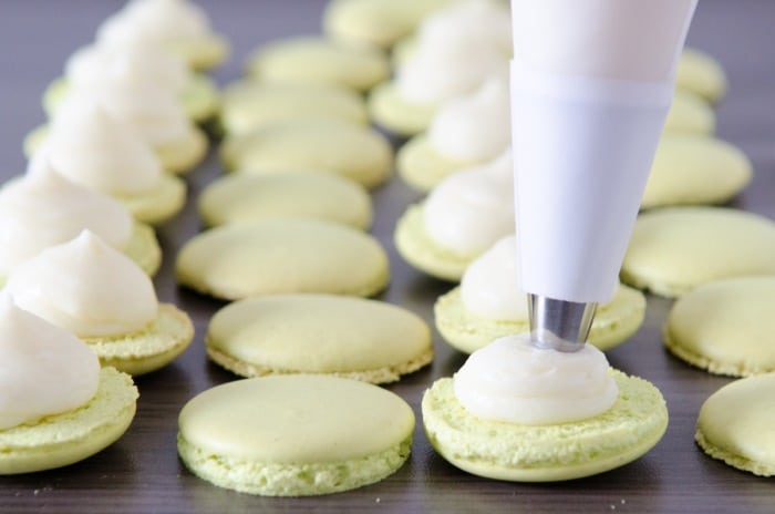 Die Macarons werden gefüllt.