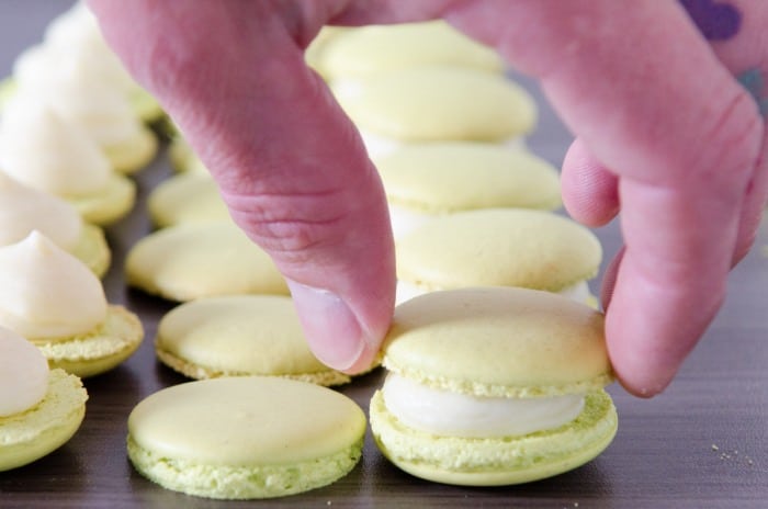 Macarons werden zusammen gesetzt.