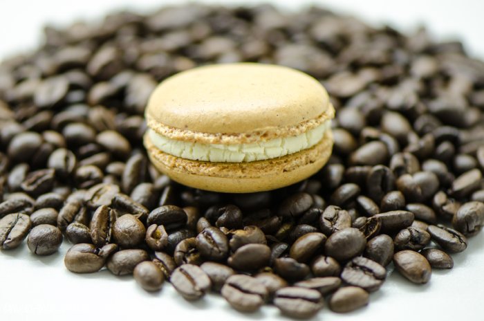 Macarons mit weißer Kaffeebohnen-Ganache.