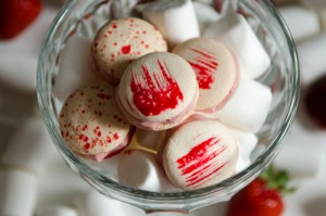 Macarons, Marshmallows und Erdbeeren.