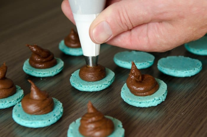 Die Ganache wird auf die Macarons-Schalen aufgespritzt.