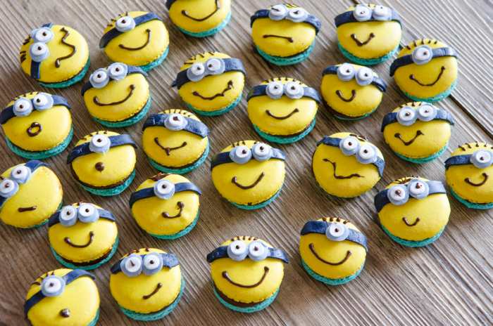 Minions-Macarons mit Banane-Karamell-Ganache