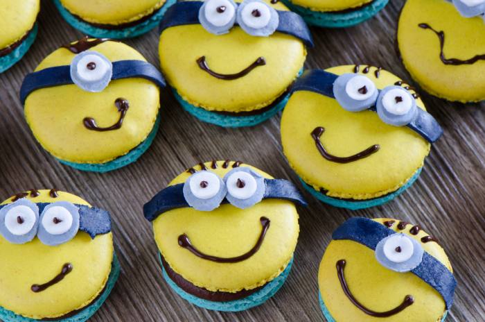 Minions-Macarons mit Banane-Karamell-Ganache