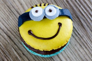 Minions-Macarons mit Banane-Karamell-Ganache