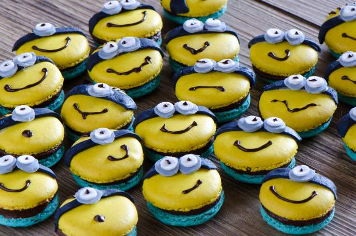 Minions-Macarons mit Banane-Karamell-Ganache