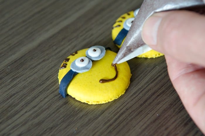 Macarons Minions bekommen ein Lächeln.