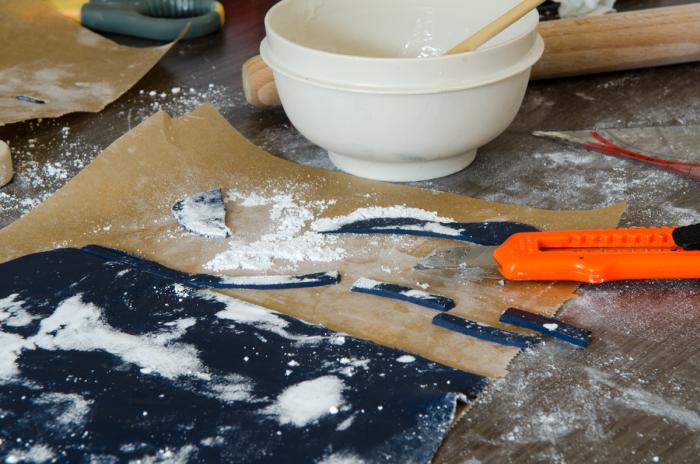 Fondant Streifen für die Brille.