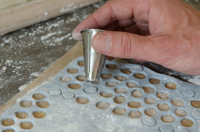 Die Brillengläser aus grauem Fondant ausstechen.