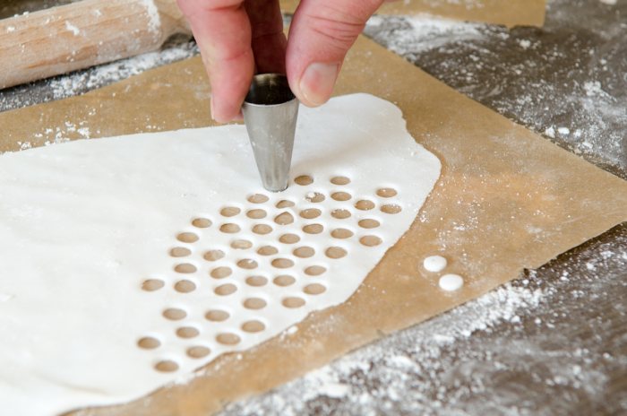 Gaaanz viele Augen aus weißem Fondant ausstechen.