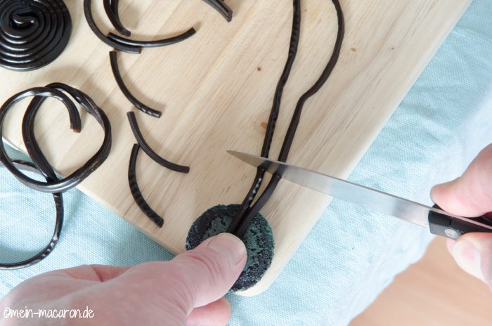 Spinnenbeinchen aus Lakritzschnecken.