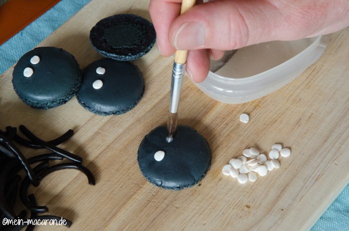 Zwei Tupfer Zuckerguss für die Sprinkles.