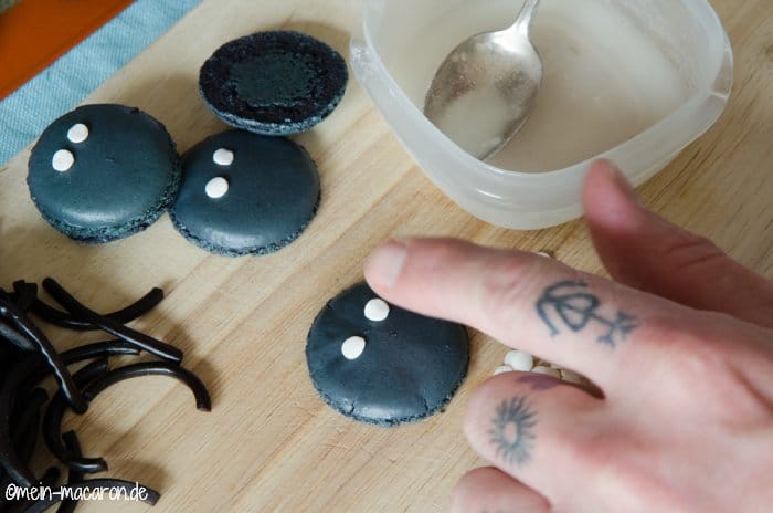 Sprinkles festkleben.