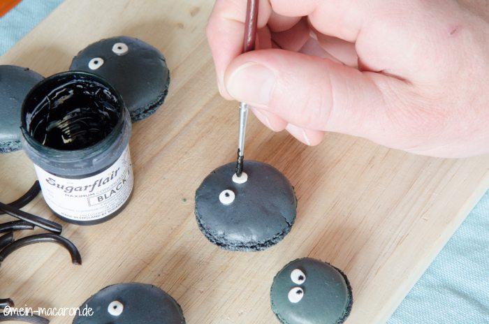 Die Pupillen aus schwarzer Lebensmittelfarbe.