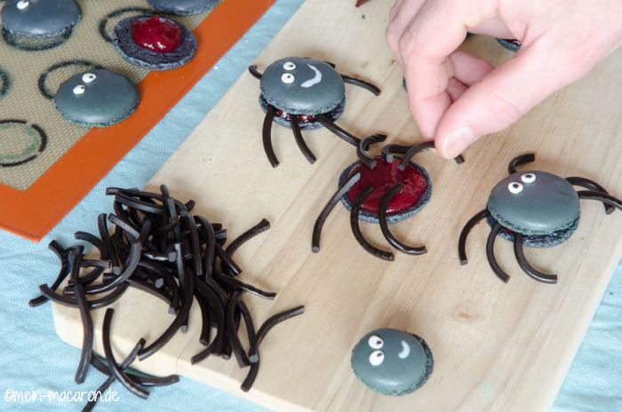 Die Beinchen werden leicht in der Füllung festgedrückt.