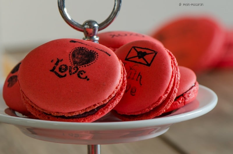 Macarons mit Himbeermarmelade zum Valentinstag 2016.