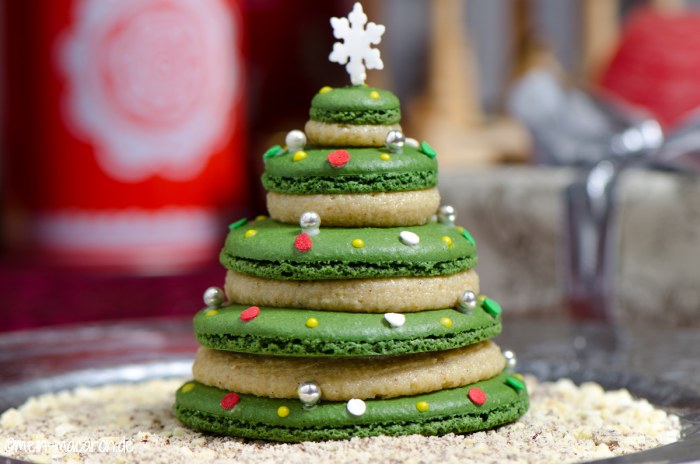 Weihnachtsbaum aus Macarons mit Mandelfüllung.