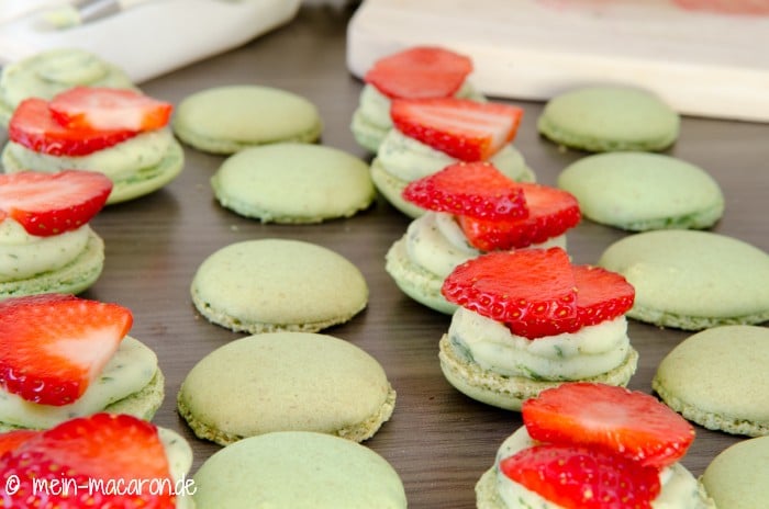 Pesto Macarons mit frischen Erdbeeren