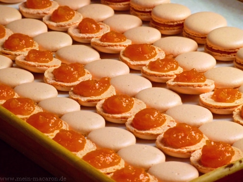 Die sortierten Macarons werden gefüllt.